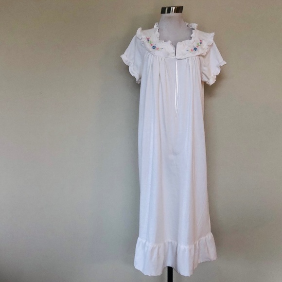 Nightgown SECRET TREASURES Medium White Ruffled Yoke Short Sleeves - Picture 1 of 7